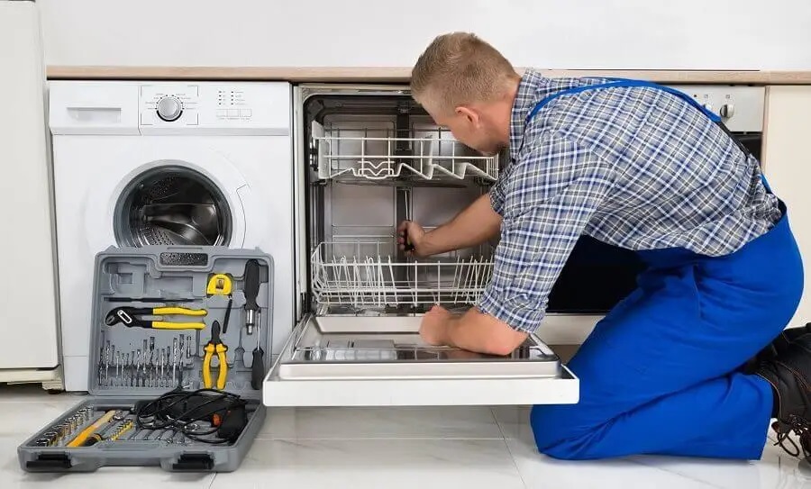 Kazan Maytag servisi teknisyen ekibi beyaz eşya tamiri yaparken